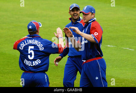 Andrew Flintop, en Angleterre, célèbre sa prise de Sourov Gangouly, en Inde, lors de la septième NatWest One Day International à Lord's, Londres. Banque D'Images