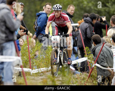 Photo. Les concurrents de Dzintars Ozolins participent à l'Elite Men's Cross Country pendant les Championnats du monde de course de vélo de montagne UCI 2007, près de fort William, en Écosse Banque D'Images