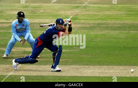 Kevin Pietersen, en Angleterre, fait une bounce lors du septième NatWest One Day International à Lord's, Londres. Banque D'Images