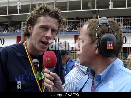 Course automobile Formula One - Grand Prix d'Espagne - course.Martin Brundle, commentateur d'ITV, interroge Steve McManaman du Real Madrid sur la grille Banque D'Images