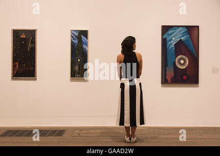 Londres, Royaume-Uni. 4 juillet 2016. Les paysages urbains de New York. Le 6 juillet 2016 Tate Modern ouvre la plus importante exposition du peintre moderniste Georgia O'Keeffe jamais organisée à l'extérieur de l'Amérique. Avec plus de 100 œuvres majeures de plus de 60 prêteurs à travers 23 états américains, cette rétrospective est une occasion unique pour le public européen à voir O'Keeffe's iconic peintures. L'exposition est présentée du 6 juillet au 30 octobre 2016. Banque D'Images