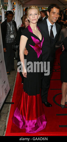 AP OUT Cate Blanchett et Clive Owen arrivent pour la première du nouveau film Elizabeth:The Golden Age au Roy Thompson Hall de Toronto, au Canada, pendant le Festival international du film de Toronto. Date de la photo: Dimanche 9 septembre 2007. Le crédit photo devrait se lire comme suit : Ian West/PA Wire Banque D'Images