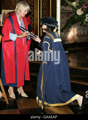 La duchesse britannique de Cornwall (à gauche) reçoit une bourse d'honneur du King's College de Londres par la baronne Rawlings, présidente du King's College Council de Londres. Banque D'Images