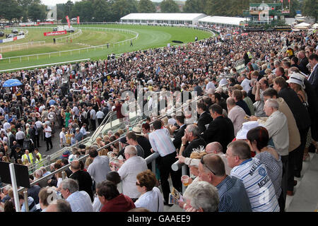 Une partie de l'immense foule au deuxième jour de la rencontre de St léger à l'hippodrome de Doncaster. Banque D'Images