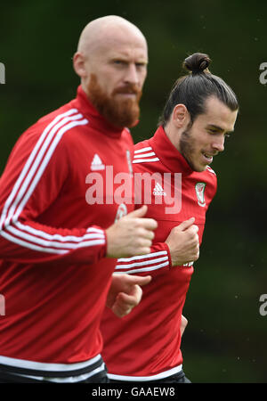 Pays de Galles' James Collins (à gauche) et Gareth Bale (à droite) au cours de la séance de formation au Pays de Galles Centre des médias, complexe sportif du Cosec, Dinard. Banque D'Images