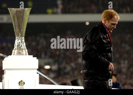 Football - coupe UEFA - finale - Feyenoord / Borussia Dortmund.L'entraîneur de Borussia Dortmund Matthias Sammer marche avant le trophée de la coupe UEFA après avoir perdu contre Feyenoord Banque D'Images