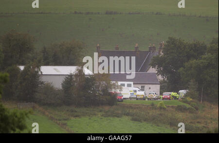 La police se trouve à l'entrée de la propriété du conducteur de rallye Colin McRae à Jerviswood, à environ un mile au nord de Lanark après qu'un hélicoptère s'est écrasé là-bas hier. Banque D'Images