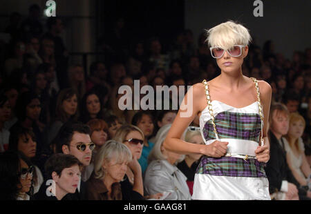 Model Agyness Deyn porte une création du designer PPQ lors de la London Fashion week au BFC Tent, Natural History Museum, Londres. Banque D'Images