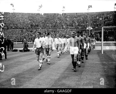 Football - amical - Angleterre / Yougoslavie.Les deux équipes sont dirigées par leurs capitaines, Ron Clayton (l) d'Angleterre et Luka Liposinovic (r) de Yougoslavie, avant le match Banque D'Images