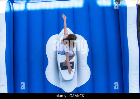 Allemagne, Cologne, simulateur de surf, la Journée olympique au Musée Olympique et Sportive Allemande à l'Rheinau Harbour. Banque D'Images