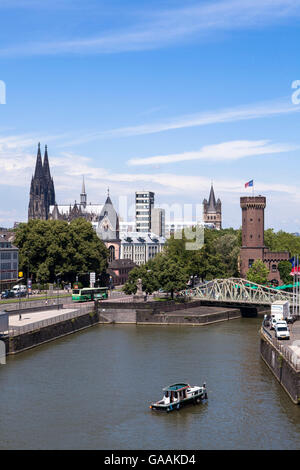 Allemagne, Cologne, la cathédrale, l'église St Maria Lyskirchen, église St Martin, le brut de la tour Malakoff et le pont tournant Banque D'Images