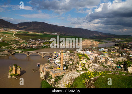 Hasankeyf, village vue aérienne de la forteresse sur le Tigre, avec des vestiges de l'ancien pont, Batman, Turquie Banque D'Images