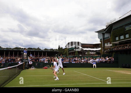 Jonathan Marray (à gauche) et Adil Shamasdin en action dans les chambres doubles du septième jour de la Wimbledon à l'All England Lawn Tennis et croquet Club, Wimbledon. Banque D'Images