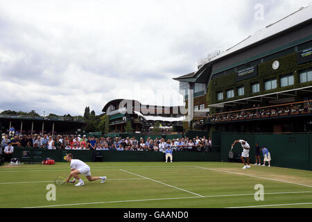 Jonathan Marray (à gauche) et Adil Shamasdin en action dans les chambres doubles du septième jour de la Wimbledon à l'All England Lawn Tennis et croquet Club, Wimbledon. Banque D'Images