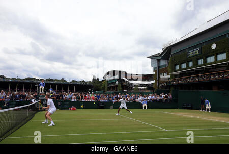 Jonathan Marray (à gauche) et Adil Shamasdin en action dans les doubles du septième jour des Championnats de Wimbledon au All England Lawn tennis and Croquet Club, Wimbledon. Banque D'Images