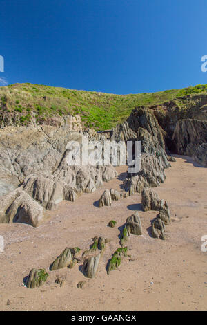 Les strates de roche verticale dans les falaises à Bigbury on Sea, dans le sud du Devon, England, UK Banque D'Images