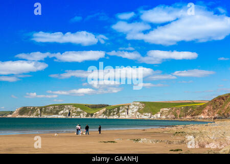 Les marcheurs se réunissent sur la plage la plage à Bigbury on Sea, dans le sud du Devon, England, UK Banque D'Images