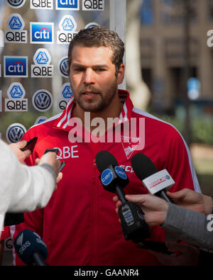 Sydney, Australie. Le 04 juillet, 2016. Le Sydney's Swan Lance Franklin parle aux médias au lancement de son Plan d'action de réconciliation avec rampe Dane qui sont membres de l'Club Comité RAP. Le lancement a coïncidé avec la ville de Sydney, le NAIDOC Week célébrations dans Hyde Park. © Hugh Peterswald/Pacific Press/Alamy Live News Banque D'Images