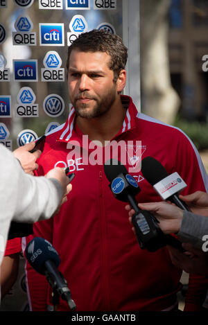 Sydney, Australie. Le 04 juillet, 2016. Le Sydney's Swan Lance Franklin parle aux médias au lancement de son Plan d'action de réconciliation avec rampe Dane qui sont membres de l'Club Comité RAP. Le lancement a coïncidé avec la ville de Sydney, le NAIDOC Week célébrations dans Hyde Park. © Hugh Peterswald/Pacific Press/Alamy Live News Banque D'Images