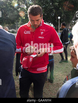 Sydney, Australie. Le 04 juillet, 2016. Le Sydney's Swan Lance Franklin, signe des autographes lors du lancement de leur plan d'action de réconciliation avec rampe Dane qui sont membres de l'Club Comité RAP. Le lancement a coïncidé avec la ville de Sydney, le NAIDOC Week célébrations dans Hyde Park. © Hugh Peterswald/Pacific Press/Alamy Live News Banque D'Images