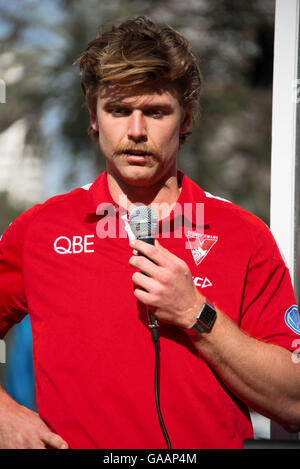 Sydney, Australie. Le 04 juillet, 2016. Le Sydney's Swan Rampe Dane parle aux médias au lancement de son Plan d'action de réconciliation le long avec Lance Franklin, qui sont membres de l'Club Comité RAP. Le lancement a coïncidé avec la ville de Sydney, le NAIDOC Week célébrations dans Hyde Park. © Hugh Peterswald/Pacific Press/Alamy Live News Banque D'Images