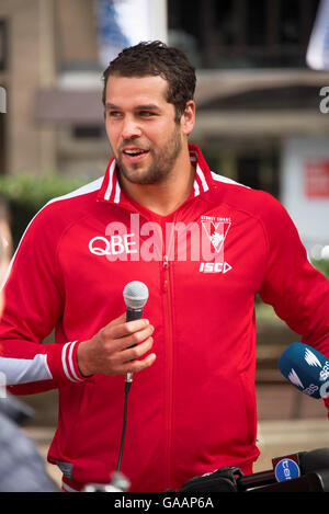 Sydney, Australie. Le 04 juillet, 2016. Le Sydney's Swan Lance Franklin parle aux médias au lancement de son Plan d'action de réconciliation avec rampe Dane qui sont membres de l'Club Comité RAP. Le lancement a coïncidé avec la ville de Sydney, le NAIDOC Week célébrations dans Hyde Park. © Hugh Peterswald/Pacific Press/Alamy Live News Banque D'Images