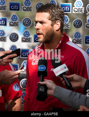 Sydney, Australie. Le 04 juillet, 2016. Le Sydney's Swan Lance Franklin parle aux médias au lancement de son Plan d'action de réconciliation avec rampe Dane qui sont membres de l'Club Comité RAP. Le lancement a coïncidé avec la ville de Sydney, le NAIDOC Week célébrations dans Hyde Park. © Hugh Peterswald/Pacific Press/Alamy Live News Banque D'Images