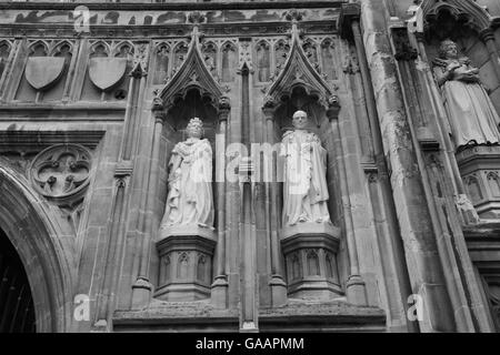 Les Statues de la reine Elizabeth II et le Prince Philip se tenir dans la façade de la Cathédrale de Canterbury. Canterbury, Angleterre. Banque D'Images