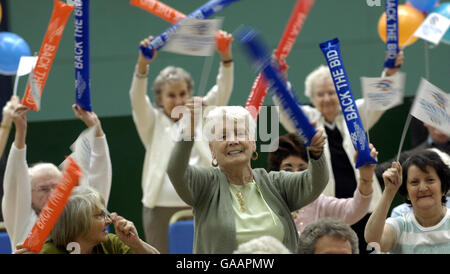 Des centaines de retraités participent à un cours d'aérobic de fauteuil au centre de loisirs de Tollcross, à Glasgow, à l'appui de la candidature de la ville aux Jeux du Commonwealth de 2014. Banque D'Images