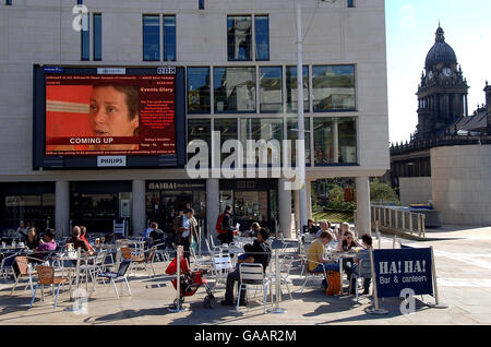 L'écran de Millennium Square, Leeds, montre l'histoire et la photo de la mort de la victime terminale du cancer et de la collecte de fonds caritative Jane Tomlinson. Banque D'Images