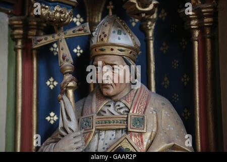 Statue d'un évêque dans la Cathédrale de Canterbury. Canterbury, Angleterre. Banque D'Images