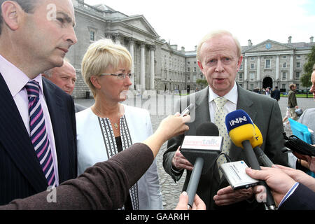 Le ministre de l'emploi de l'Irlande du Nord, Sir Reg Empey (à droite), s'adresse à la presse lors de sa visite à Dublin avec le ministre de l'entreprise, Micheal Martin (à gauche), et la ministre de l'éducation, Mary Hanafin (au centre), au Trinity College. Banque D'Images