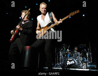 (Gauche-droite) Andy Summers, Sting & Stewart Copeland de la police en concert à la National Indoor Arena de Birmingham. Banque D'Images