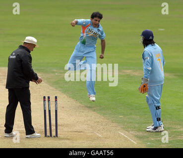 Sourav Gangouly, en Inde, célèbre le cricket de Paul Collingwood, en Angleterre, lors du match de la série NatWest au Brit Oval, Kennington, Londres. Banque D'Images