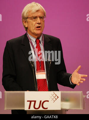 Richard Lambert, directeur général de la CBI, prend la parole au cours du congrès TUC au Brighton Centre, dans le Sussex. Banque D'Images