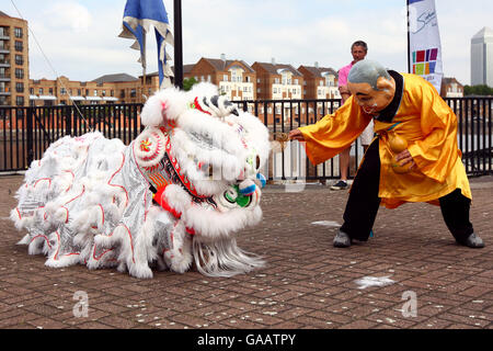 Un spectacle chinois de danse de dragon pour célébrer un an de participation aux Jeux paralympiques de Beijing et pour aider à recueillir des fonds pour le BPA. Banque D'Images