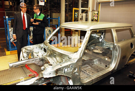 Stephen Timms (à gauche), ministre de la compétitivité, a présenté la chaîne de production de carrosserie du nouveau Mini Clubman, lors de son lancement à l'usine Cowley BMW d'Oxford, ce matin. Banque D'Images