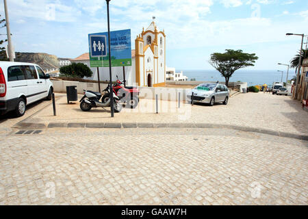 L'église Senhora da Luz à Praia da Luz, Portugal, utilisée par Gerry et Kate McCann, parents de la fille disparue Madeleine, qui ont été déclarés officiellement suspects par la police portugaise enquêtant sur la disparition de leur fille. Banque D'Images