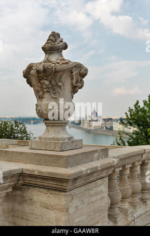 Vue de Budapest avec l'édifice du Parlement et du Palais Royal du Danube, la Hongrie Banque D'Images