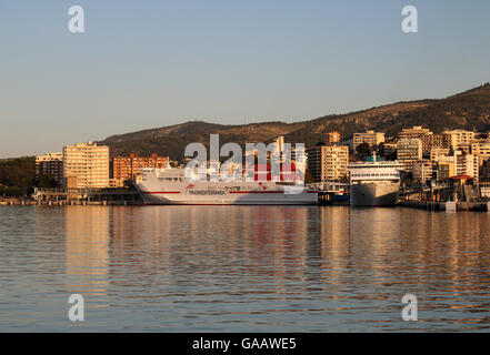 Scène tôt le matin dans le port de Palma de Majorque -avec Trasmediterranea ferries rouliers 'Zurbaran' sur quai - Baleari Banque D'Images