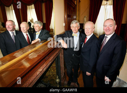 De gauche à droite en miroir : Mark Durkan, président du Comité d'entreprise de l'Assemblée, Sir Reg Empey, ministre de l'emploi et de l'apprentissage, Robert Hamilton, récemment nommé directeur de l'Association des exportateurs d'Irlande du Nord lors du lancement officiel de l'organisation au bureau du commissaire du port à Belfast. Banque D'Images