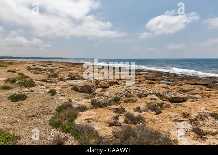 Côte Rocheuse seascape à côté de Paphos, Chypre Banque D'Images