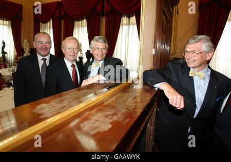 De gauche à droite en miroir : Mark Durkan, président du Comité d'entreprise de l'Assemblée, Sir Reg Empey, ministre de l'emploi et de l'apprentissage, Robert Hamilton, récemment nommé directeur de l'Association des exportateurs d'Irlande du Nord lors du lancement officiel de l'organisation au bureau du commissaire du port à Belfast. Banque D'Images