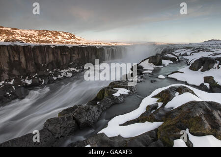 Selfoss waterfall en automne avec la neige, au nord de l'Islande, septembre 2013. Banque D'Images