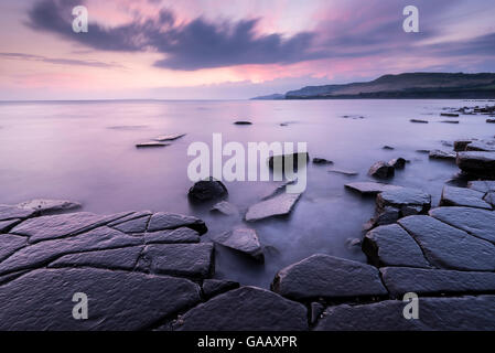 La baie de Kimmeridge ledges au coucher du soleil, Dorset, UK. Septembre 2014. Banque D'Images