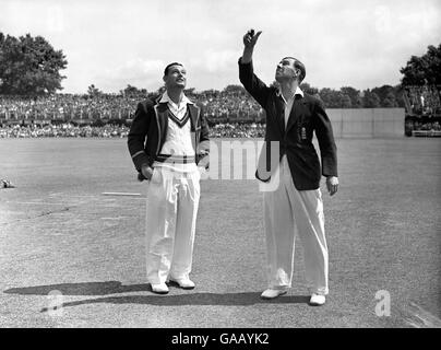 Le capitaine d'Angleterre Norman Yardley (r) lance la pièce pour que le capitaine des Antilles John Goddard (l) appelle avant le début du match. Banque D'Images