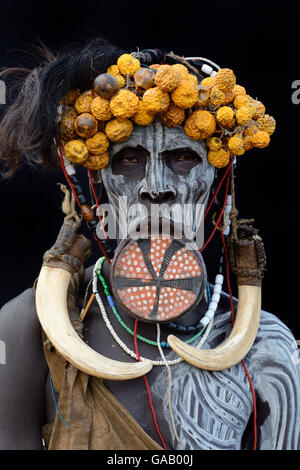 Portrait de femme de la tribu Mursi, traditionnellement décoré et peint, portant une large lèvre argile plate, vallée de l'Omo, en Ethiopie, en mars 2015. Banque D'Images