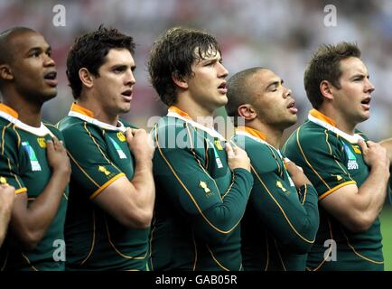 Rugby Union - IRB Rugby World Cup 2007 - Pool A - Angleterre / Afrique du Sud - Stade de France.Les joueurs sud-africains se sont joints à l'hymne national Banque D'Images