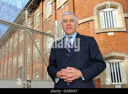 Le ministre de la Justice Jack Straw visite une prison aujourd'hui pour la première fois depuis la grève des agents de la prison du mois dernier. Il a participé à HMP Preston à une table ronde avec des prisonniers sur les conséquences de la sortie. Banque D'Images