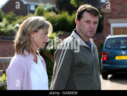 Kate et Gerry McCann photographiés à l'extérieur de leur maison à Rothley, où le nouveau porte-parole de leur famille, Clarence Mitchell, a fait une déclaration aux médias ce matin. Banque D'Images